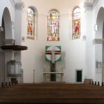 Innenansicht zum Altar und zur Kanzel